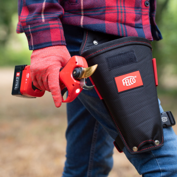 FELCO 834W elektrische Astschere in der Hand mit Holster